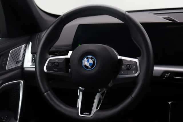 BMW iX1 (2025) thumbnail 2