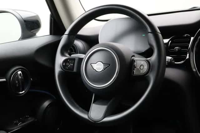 MINI Cooper (2022) thumbnail 2