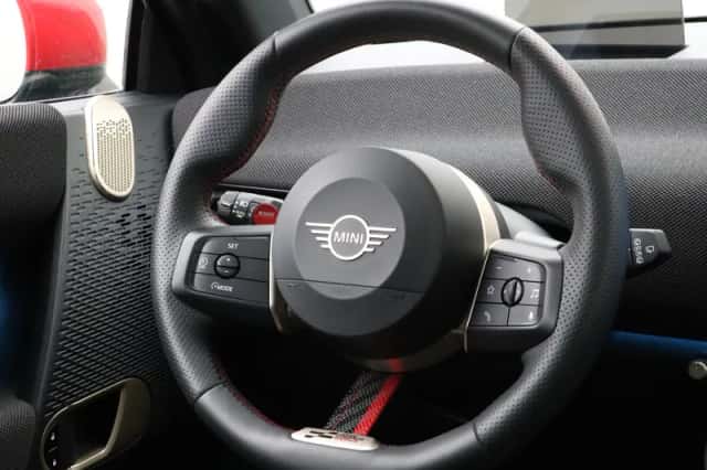 MINI Cooper (2025) thumbnail 2