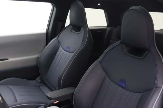 MINI Cooper (2024) thumbnail 3