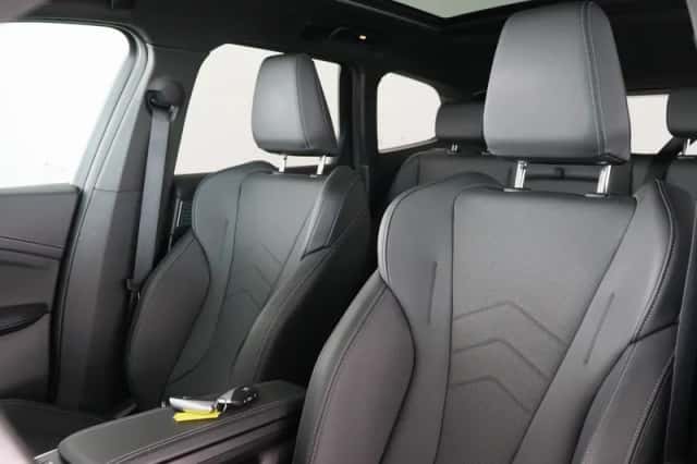 BMW iX1 (2025) thumbnail 3