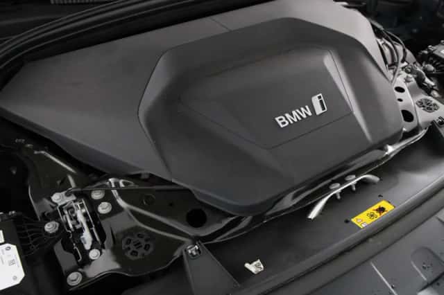 BMW iX1 (2025) thumbnail 3