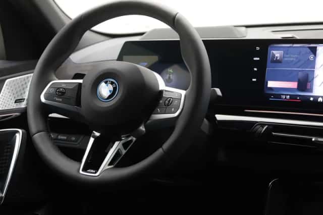 BMW iX2 (2024) thumbnail 2