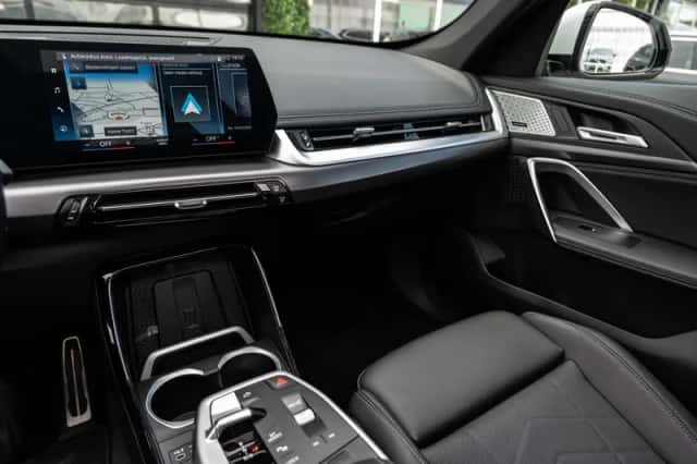 BMW iX1 (2023) thumbnail 2