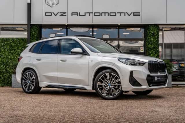 BMW iX1 (2023) thumbnail 6