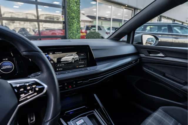 Volkswagen Golf (2024) thumbnail 2