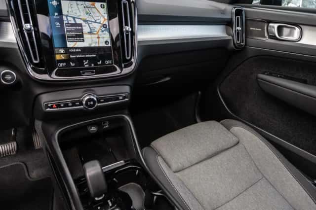 Volvo XC40 (2023) thumbnail 2