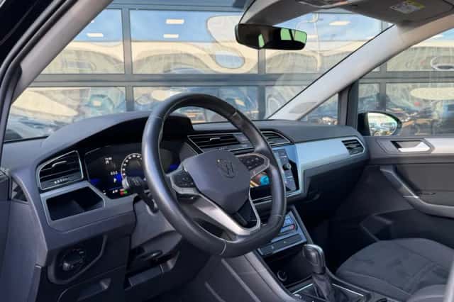 Volkswagen Touran (2023) thumbnail 2