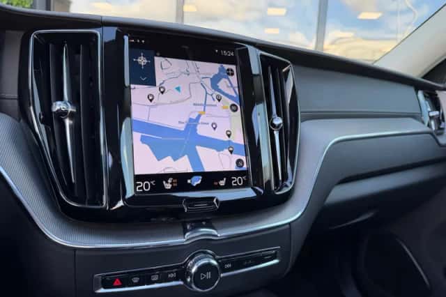 Volvo XC60 (2021) thumbnail 2
