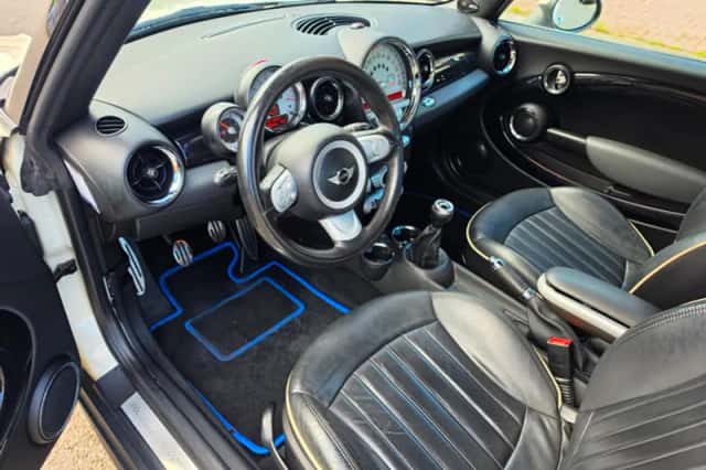 MINI Cabrio (2010) thumbnail 3