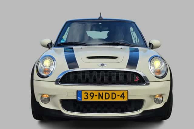 MINI Cabrio (2010) thumbnail 4