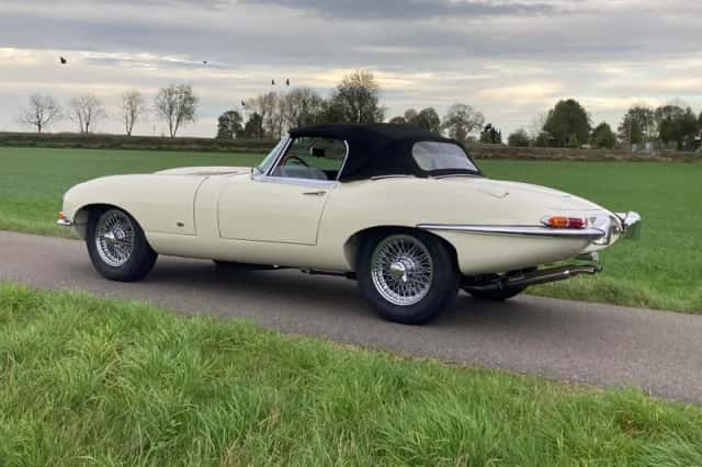 Jaguar E-Type (1961) thumbnail 2