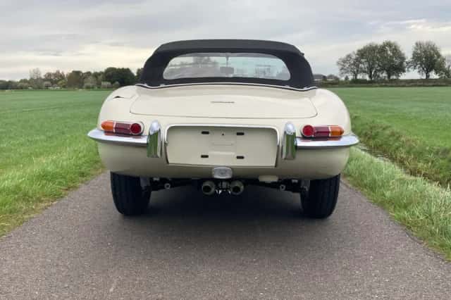 Jaguar E-Type (1961) thumbnail 4
