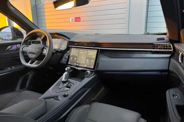 Lynk & Co 01 (2023) thumbnail 3