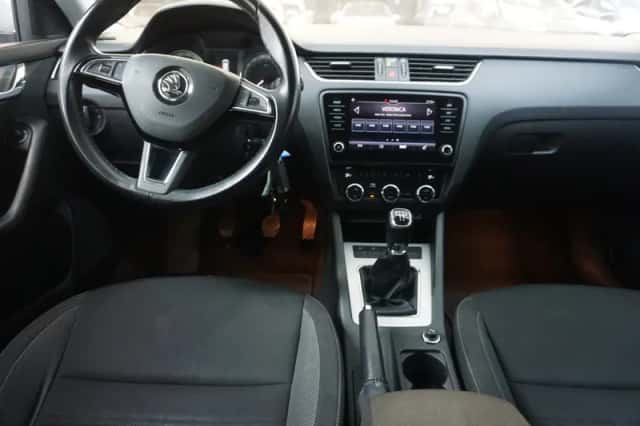 Škoda Octavia (2020) thumbnail 4