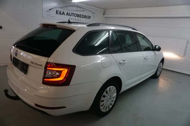 Škoda Octavia (2020) thumbnail 5