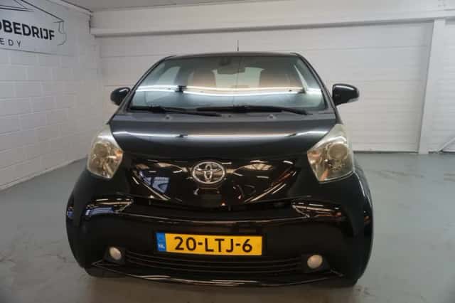 Toyota iQ (2010) thumbnail 3