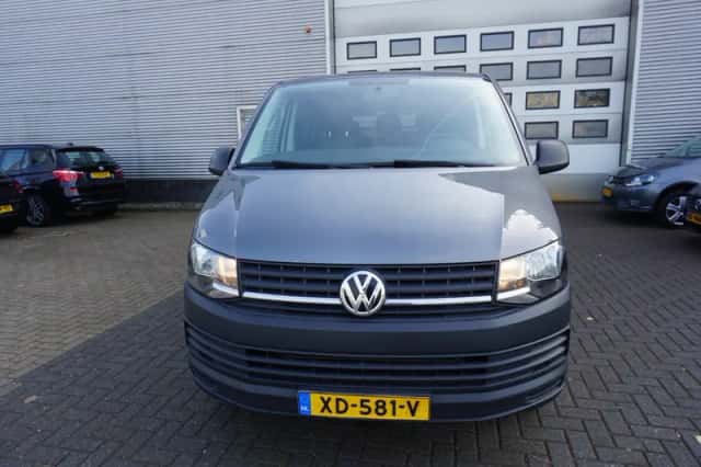 Volkswagen Transporter (2018) thumbnail 3