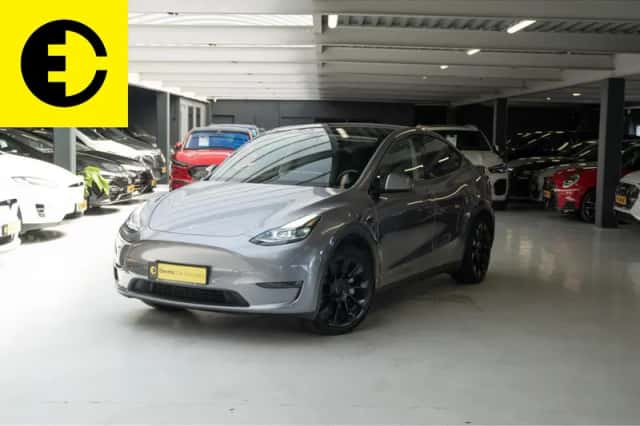 Tesla Model Y (2023) thumbnail 1