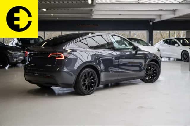 Tesla Model Y (2023) thumbnail 2