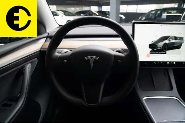 Tesla Model Y (2023) thumbnail 4