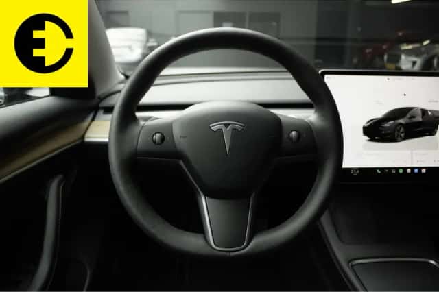 Tesla Model 3 (2023) thumbnail 3
