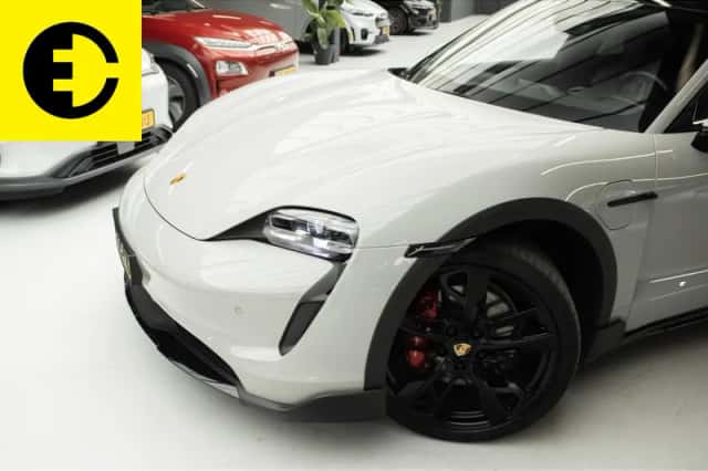 Porsche Taycan Cross Turismo (2021) thumbnail 2
