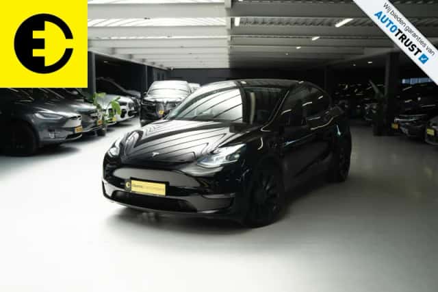Tesla Model Y (2022) thumbnail 1