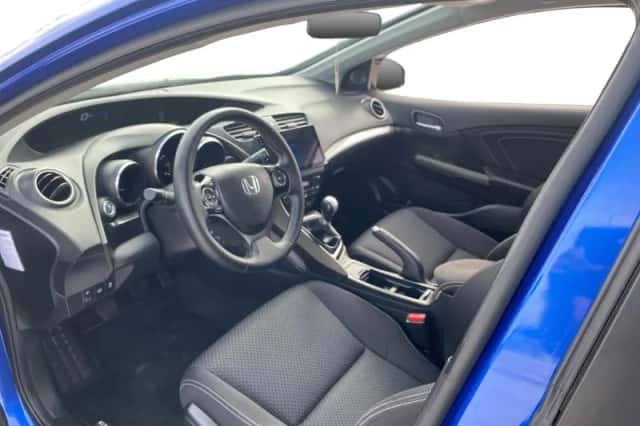 Honda Civic (2015) thumbnail 2