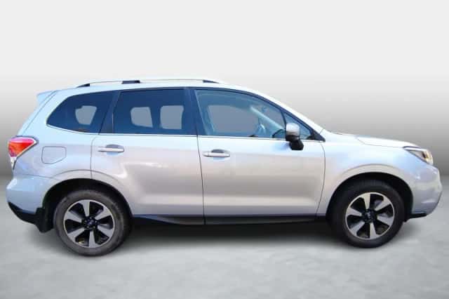 Subaru Forester (2017) thumbnail 6