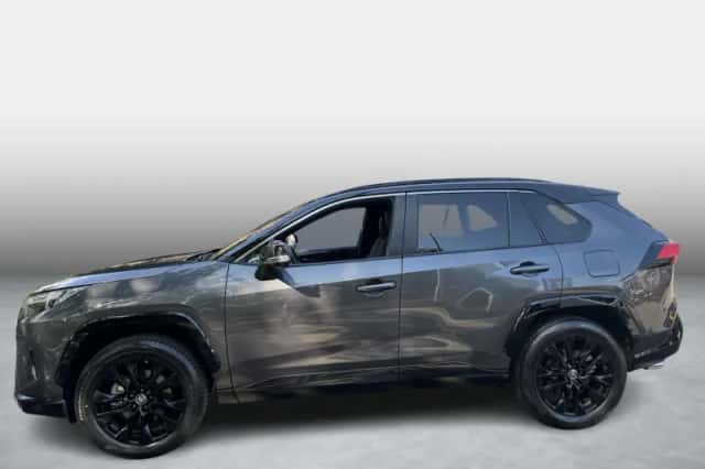 Toyota RAV4 (2022) thumbnail 2