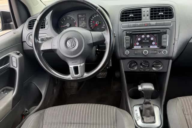 Volkswagen Polo (2010) thumbnail 2