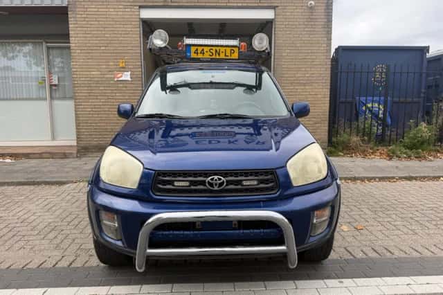 Toyota RAV4 (2003) thumbnail 3