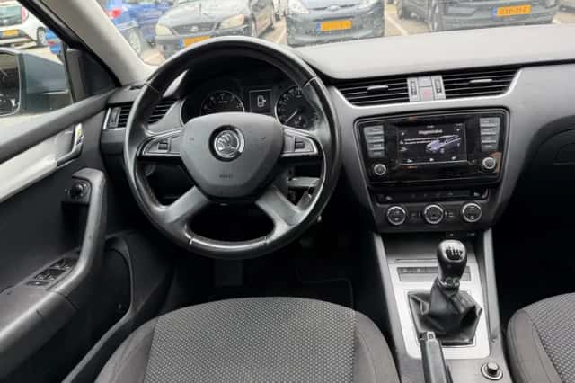 Škoda Octavia (2013) thumbnail 2
