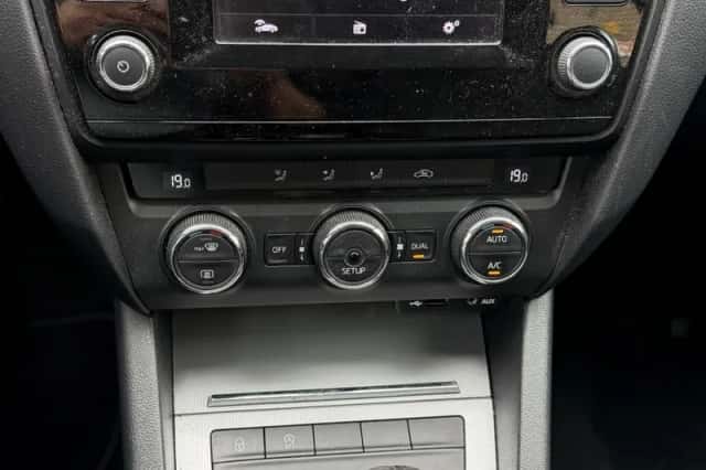 Škoda Octavia (2013) thumbnail 3