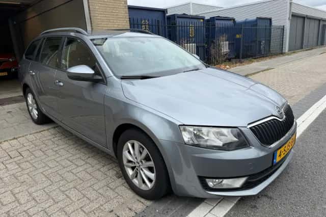 Škoda Octavia (2013) thumbnail 5