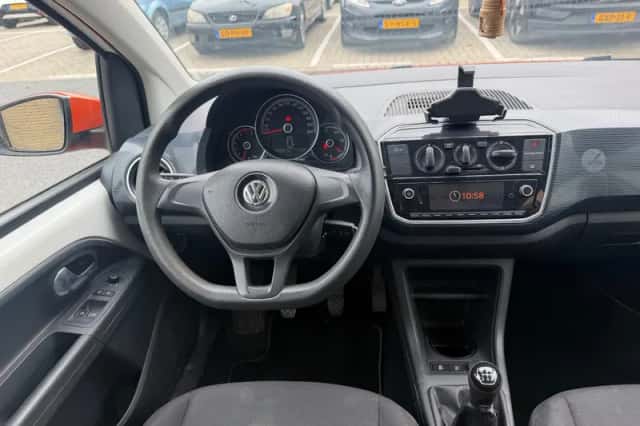 Volkswagen Up (2017) thumbnail 2