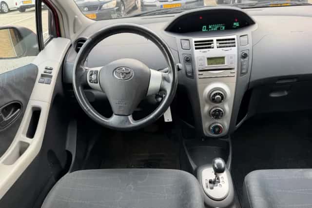 Toyota Yaris (2006) thumbnail 2
