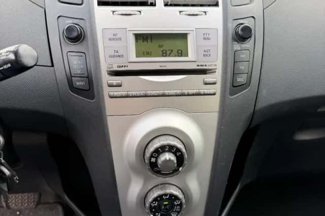 Toyota Yaris (2006) thumbnail 3