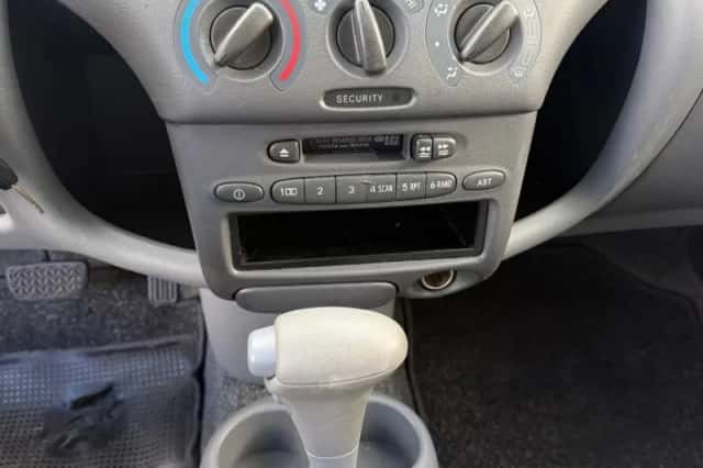 Toyota Yaris (2000) thumbnail 3