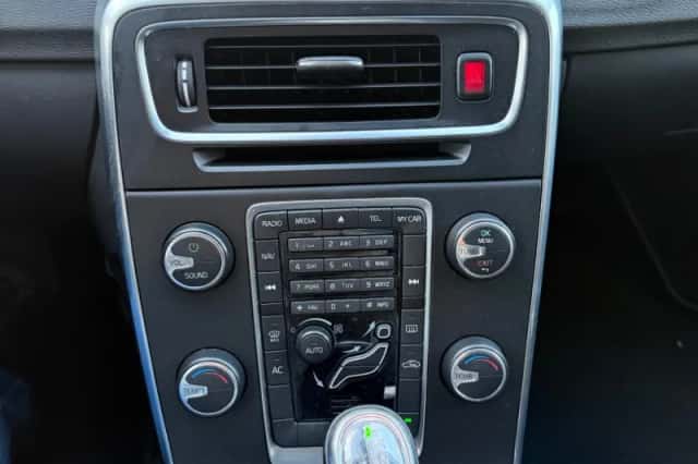 Volvo V60 (2013) thumbnail 3