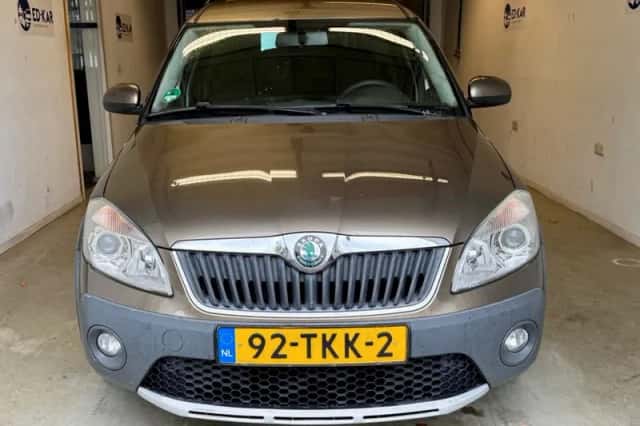 Škoda Roomster (2012) thumbnail 4