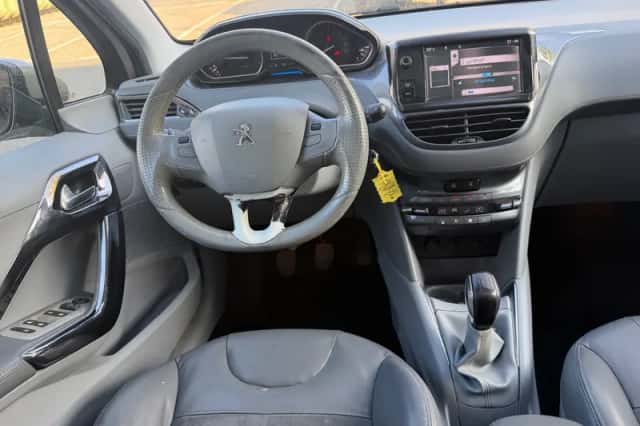 Peugeot 208 (2012) thumbnail 2