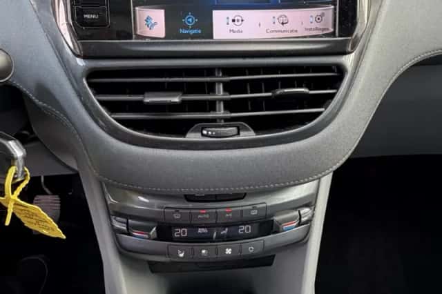 Peugeot 208 (2012) thumbnail 3