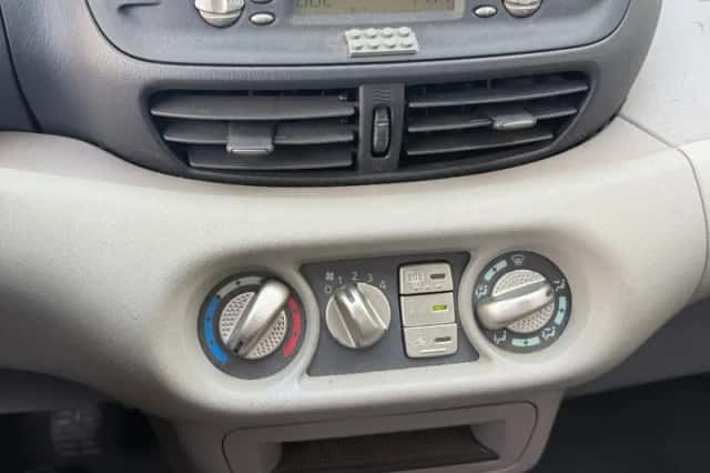 Nissan Almera Tino (2002) thumbnail 3