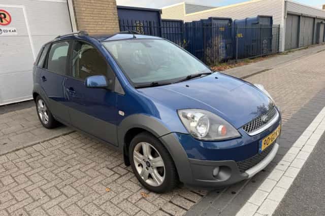 Ford Fiesta (2008) thumbnail 4