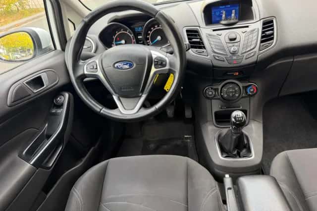 Ford Fiesta (2013) thumbnail 2