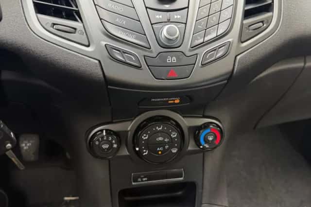 Ford Fiesta (2013) thumbnail 3