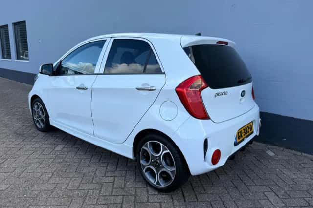 Kia Picanto (2015) thumbnail 3