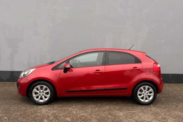 Kia Rio (2013) thumbnail 2